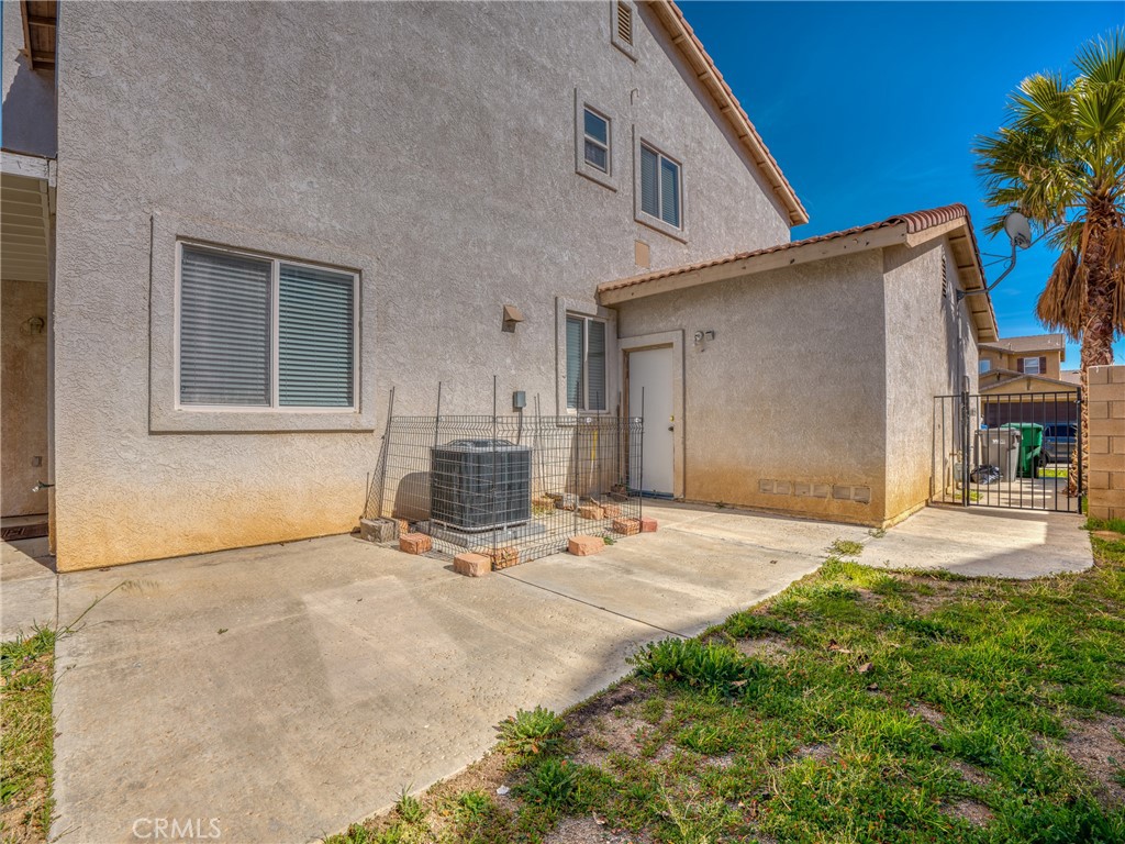 39233 Chantilly Lane Palmdale, CA 93551 - Photo 28 of 31 a backyard of a house