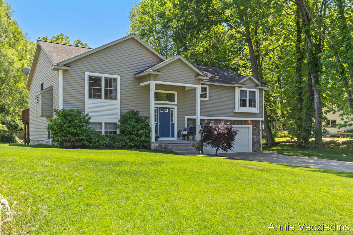 15096 Oakland Street Spring Lake, MI 49456 - Photo 6 of 41 15096-Oakland_002