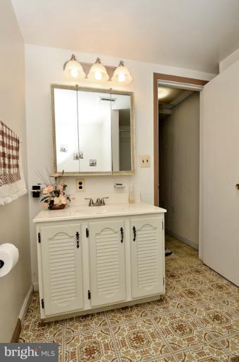 7003 Sontag Way Springfield, VA 22153 - Photo 11 of 30 Bath