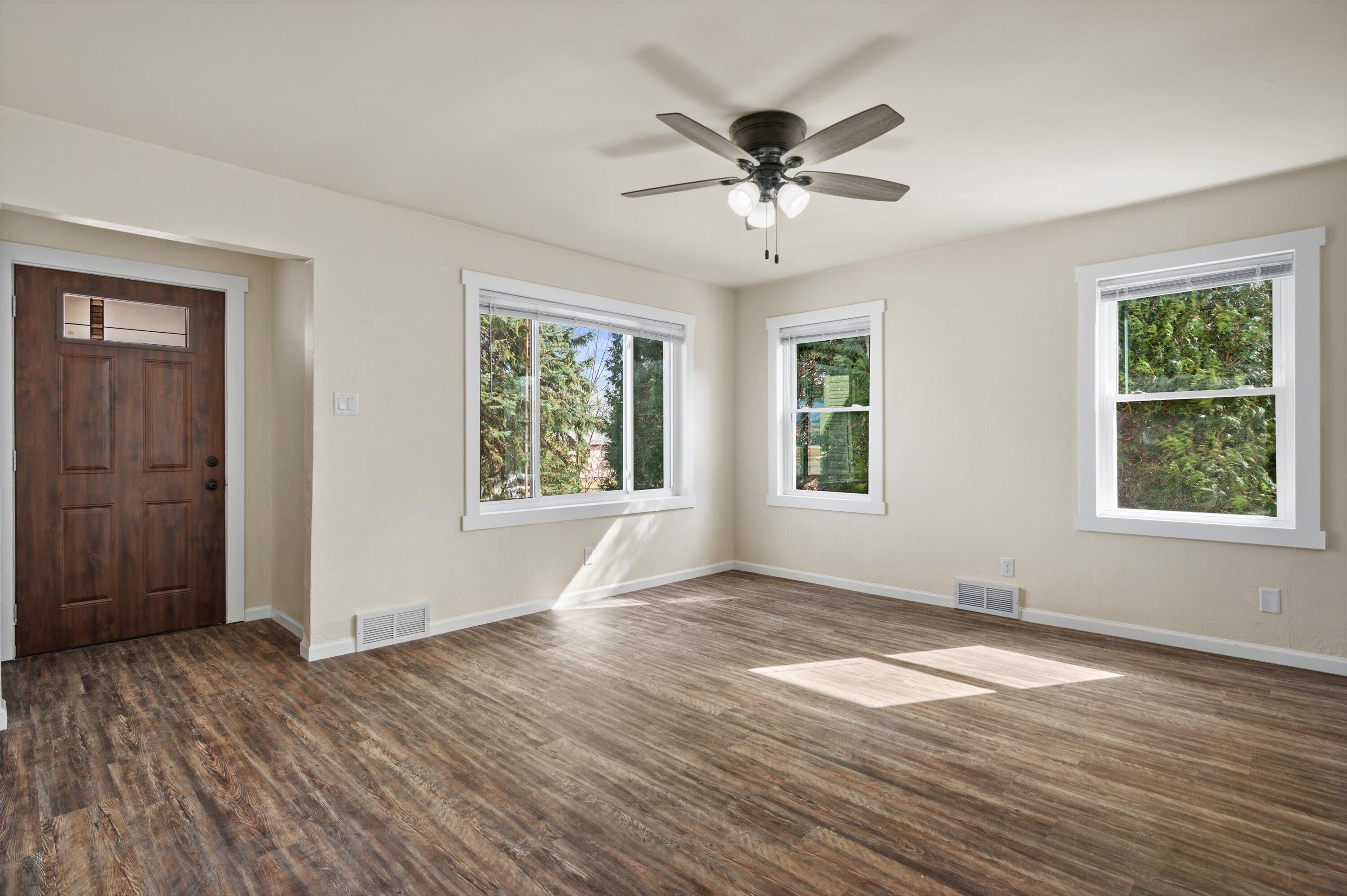 5375 North 64th Street Milwaukee, WI 53218 - Photo 3 of 23 09-Z62_5688