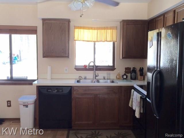 3928 Mapleleaf Road Waterford, MI 48328 - Photo 5 of 21 Kitchen1.jpg