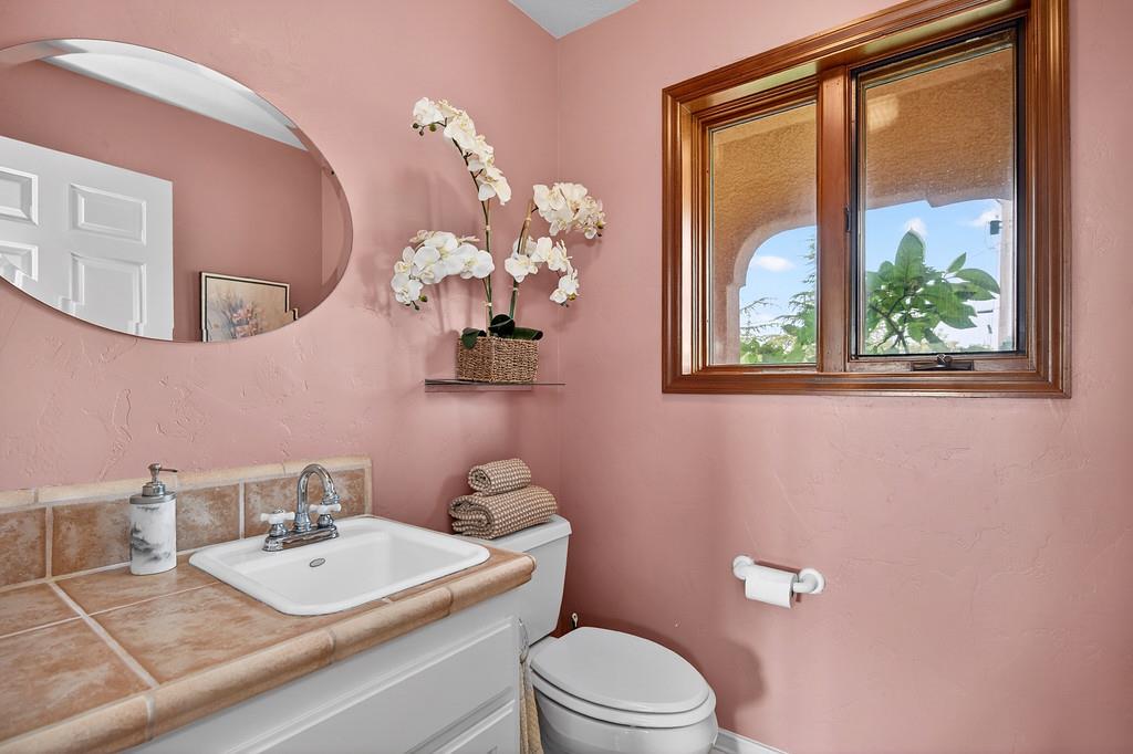 7730 McCourtney Road Lincoln, CA 95648 - Photo 33 of 99 a bathroom with a sink a toilet and a mirror