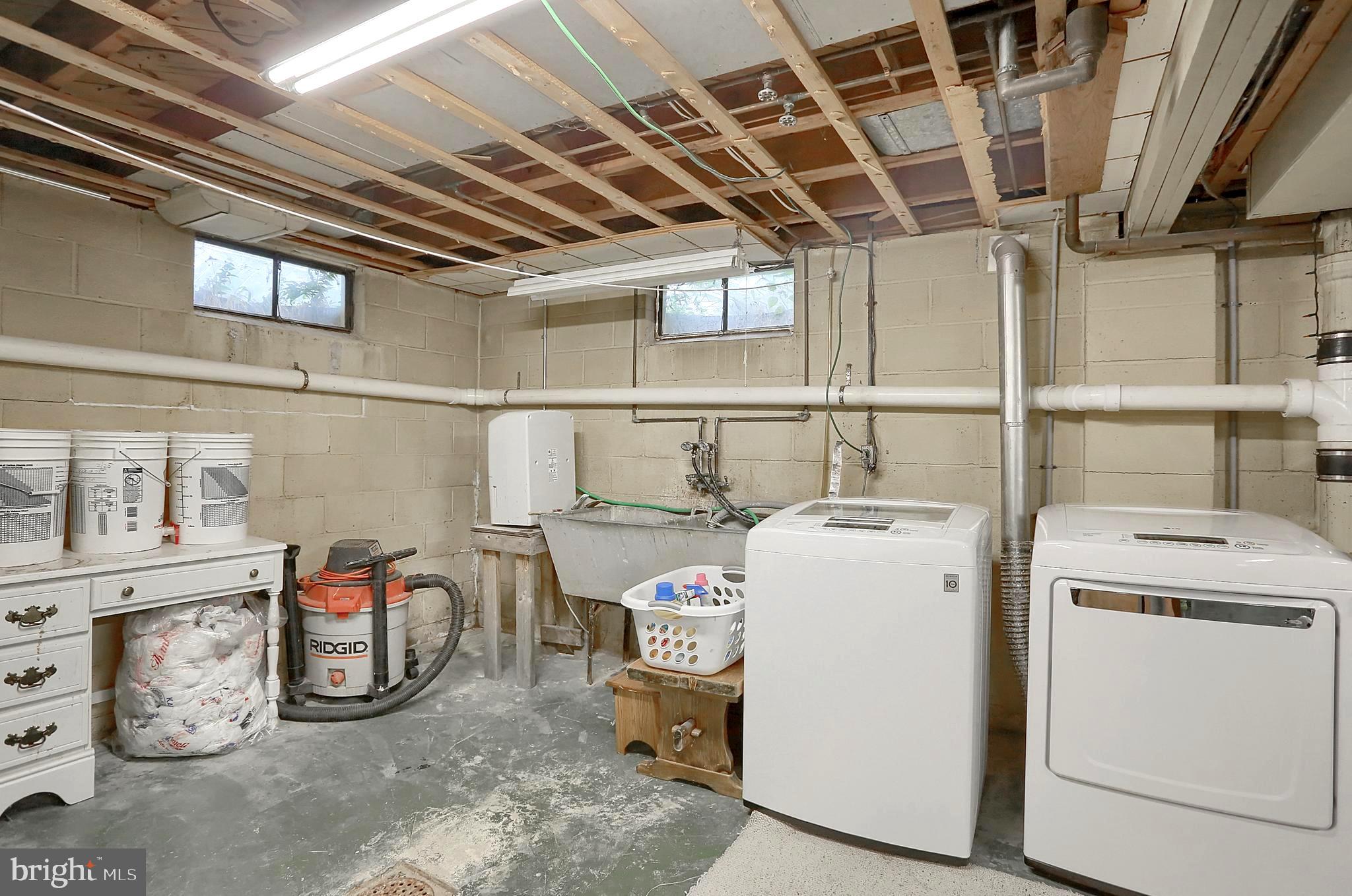 1422 Simpson Ferry Road New Cumberland, PA 17070 - Photo 33 of 35 Washer Dryer - Double sink