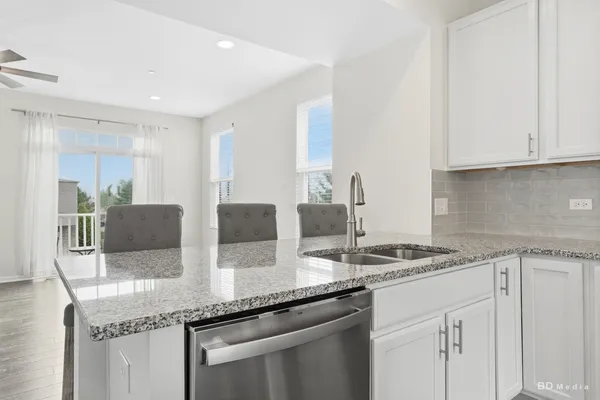 $444,900 | 2985 Madison Drive, Naperville, IL 60564