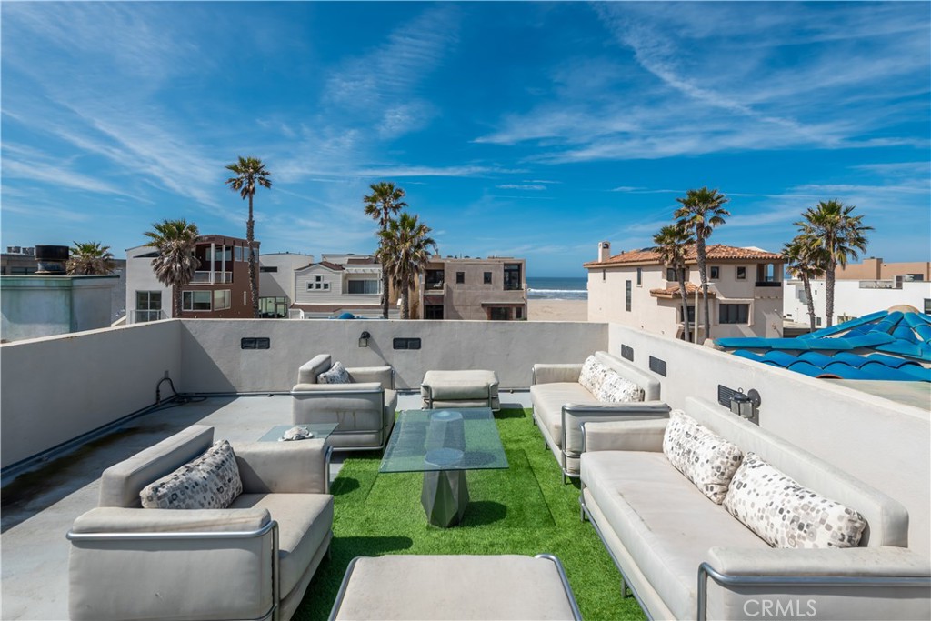 1000 Mandalay Beach Road Oxnard, CA 93035 - Photo 4 of 33 a living room with furniture