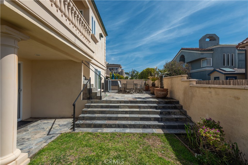 1000 Mandalay Beach Road Oxnard, CA 93035 - Photo 6 of 33 a view of a backyard with sitting area