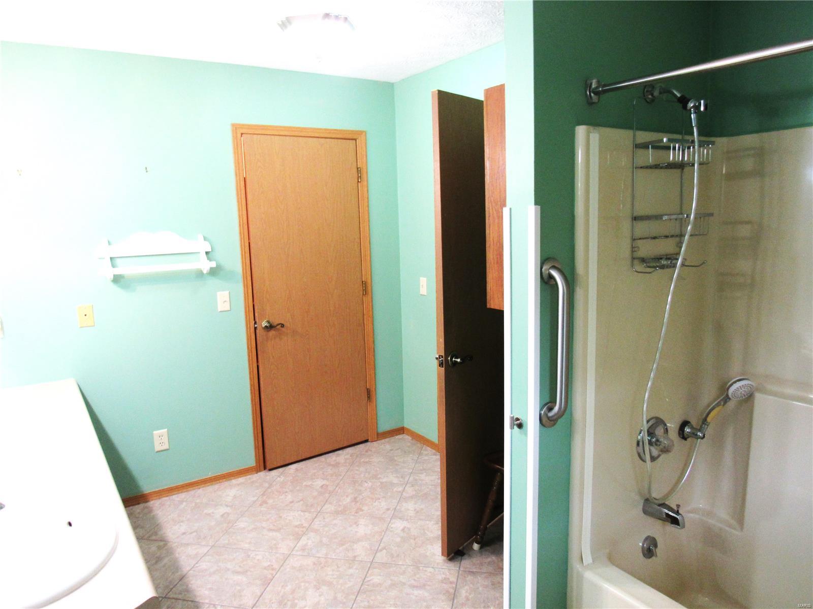 802 Enos Lane Godfrey, IL 62035 - Photo 15 of 31