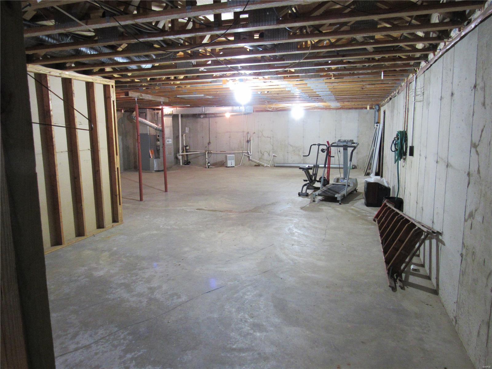 802 Enos Lane Godfrey, IL 62035 - Photo 23 of 31