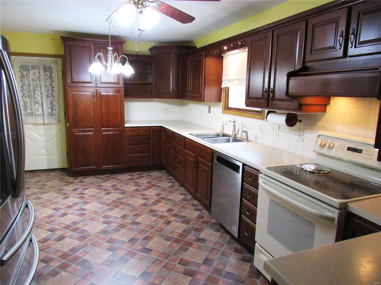 802 Enos Lane Godfrey, IL 62035 - Photo 5 of 31