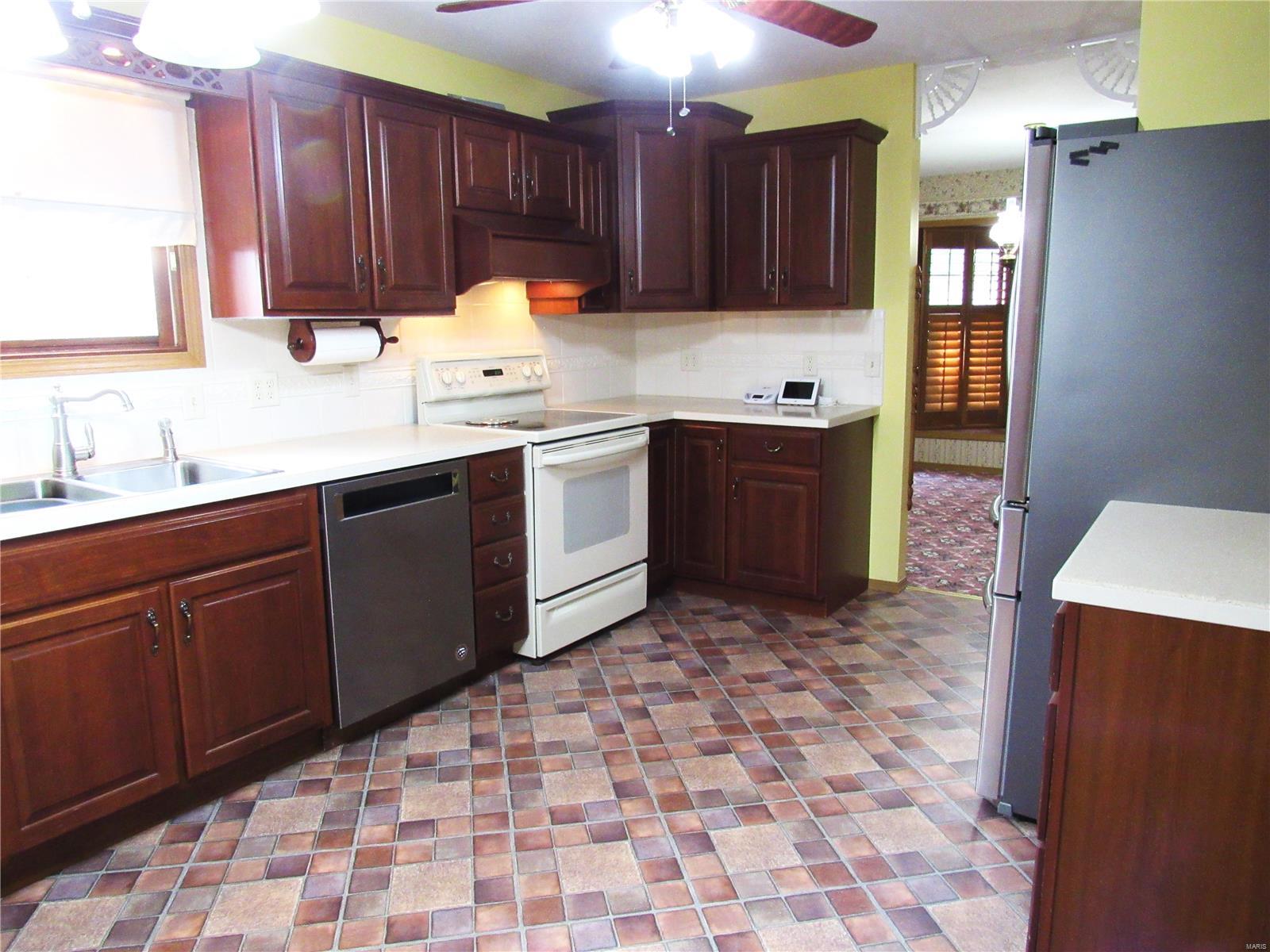 802 Enos Lane Godfrey, IL 62035 - Photo 7 of 31