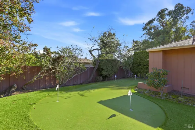 a view of a backyard