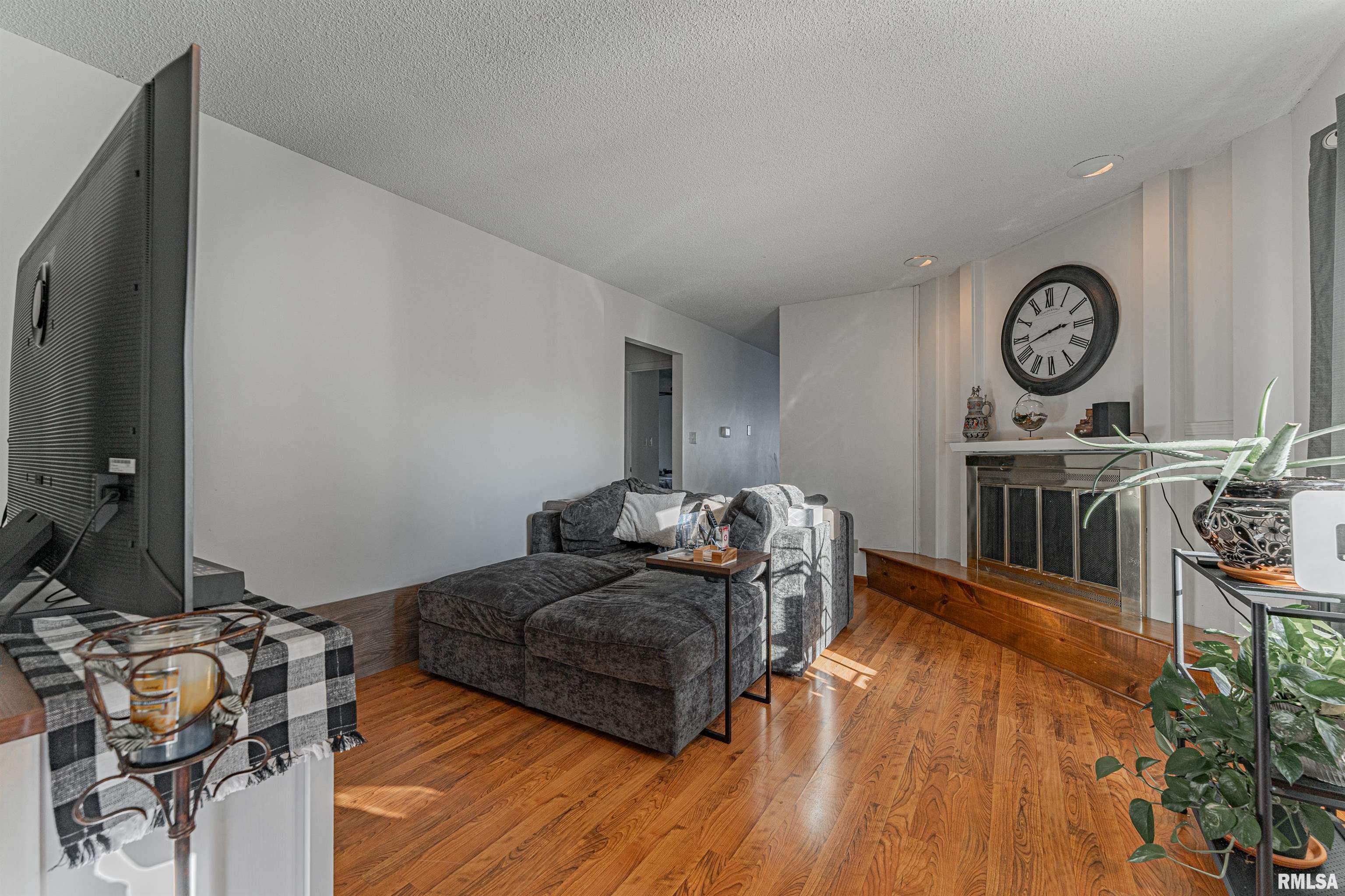 2354 Railsplitter Avenue Lincoln, IL 62656 - Photo 4 of 32 Gallery Image 4