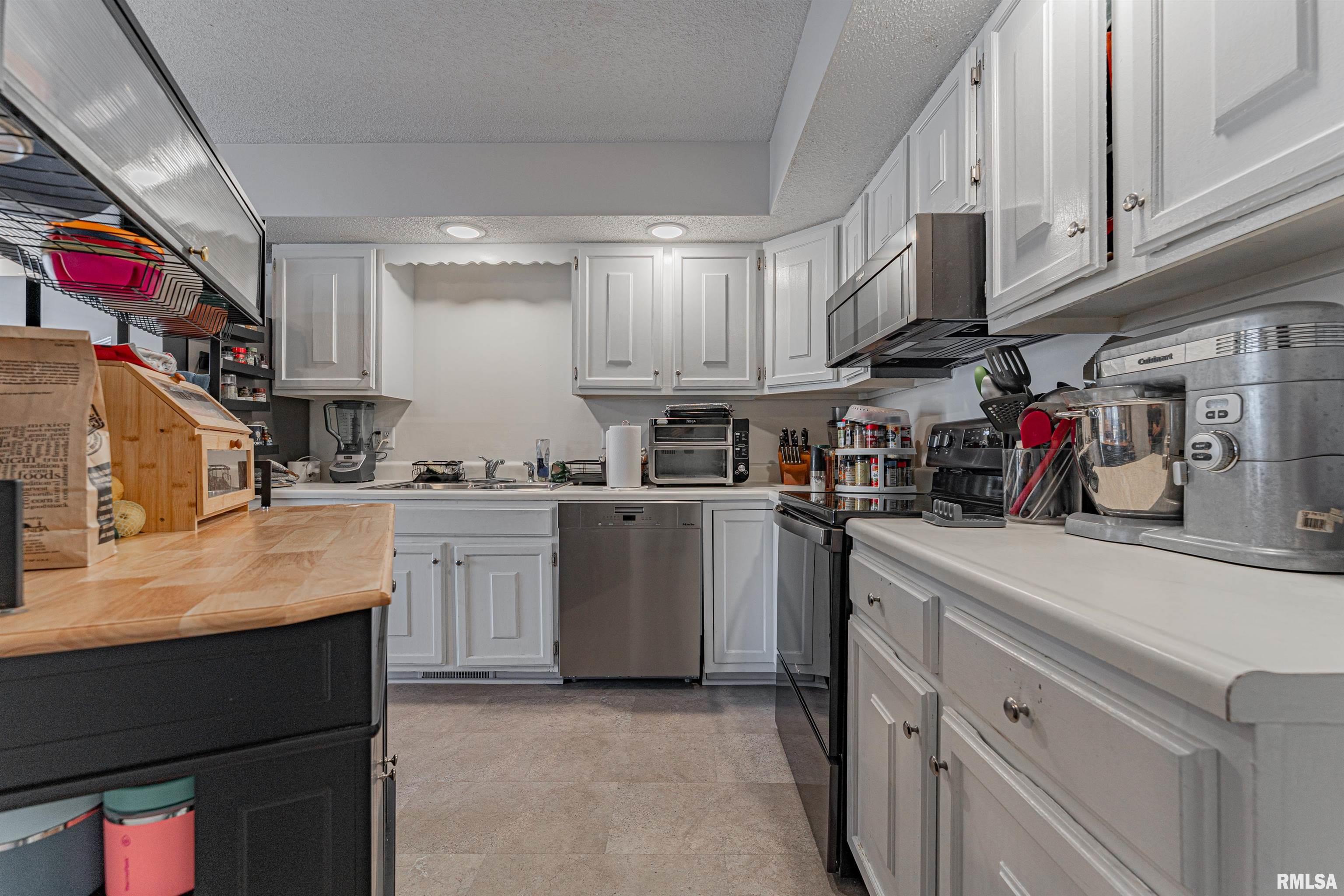 2354 Railsplitter Avenue Lincoln, IL 62656 - Photo 7 of 32 Gallery Image 7