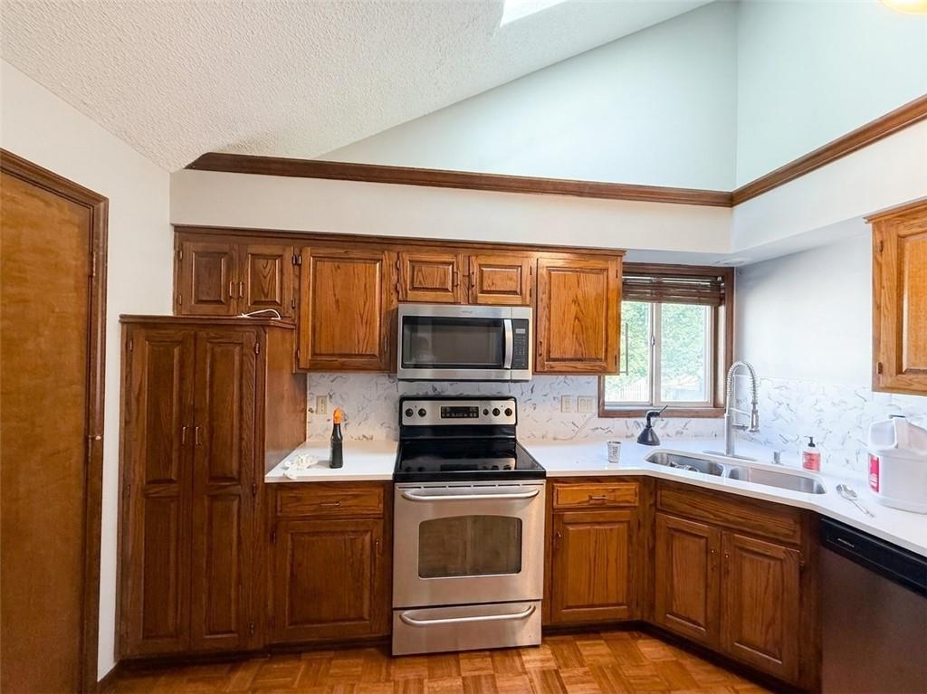 8323 West 120th Terrace Overland Park, KS 66213 - Photo 8 of 28