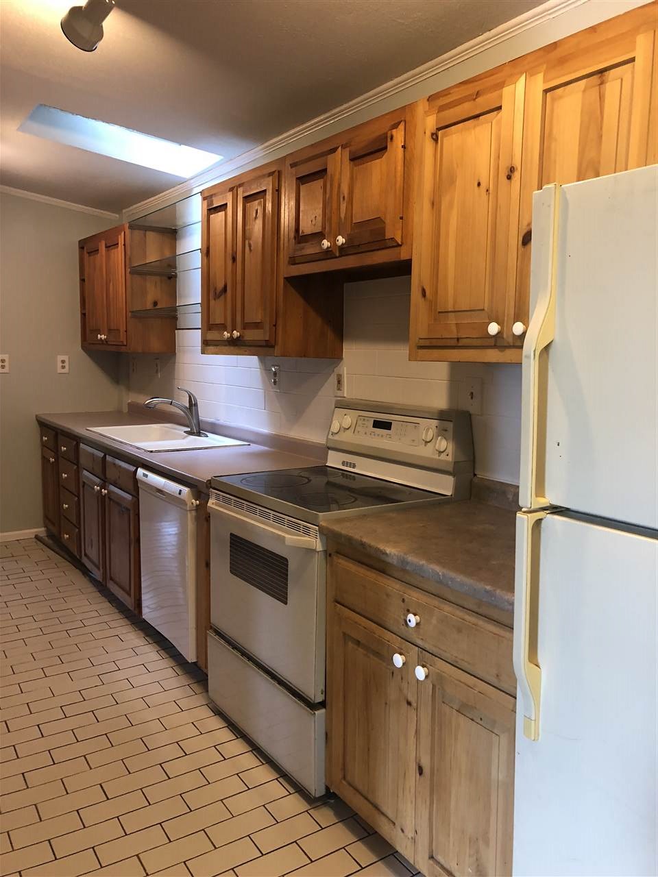 113 Cottage Road Manchester, NH 03103 - Photo 10 of 34 Gallery Image 10