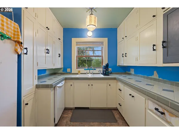 $585,000 | 1365 Southeast Overlook Avenue, Roseburg, OR 97470