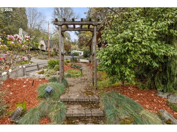$585,000 | 1365 Southeast Overlook Avenue, Roseburg, OR 97470