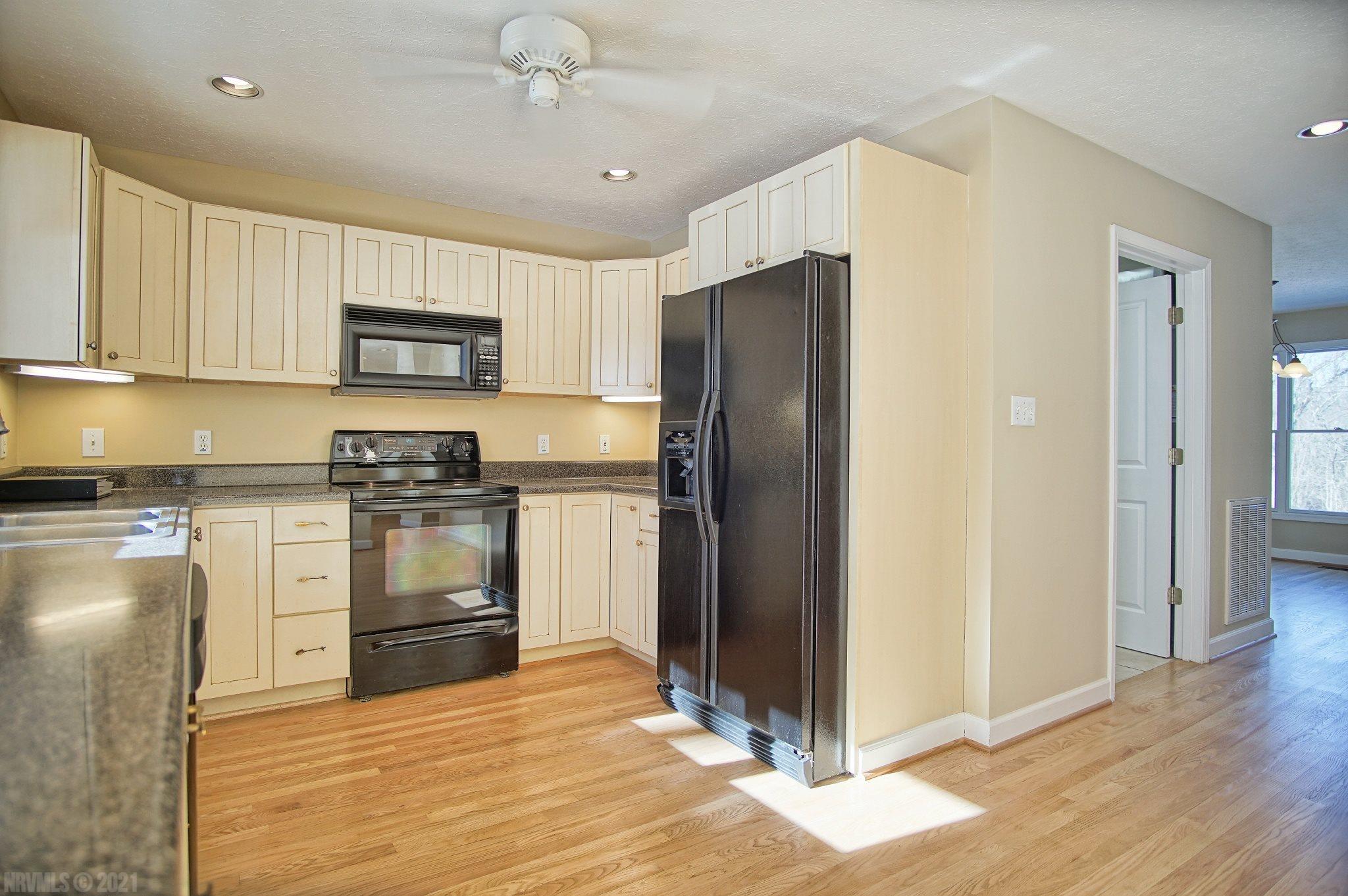 927 Redbud Road Blacksburg, VA 24060 - Photo 12 of 51 Gallery Image 12