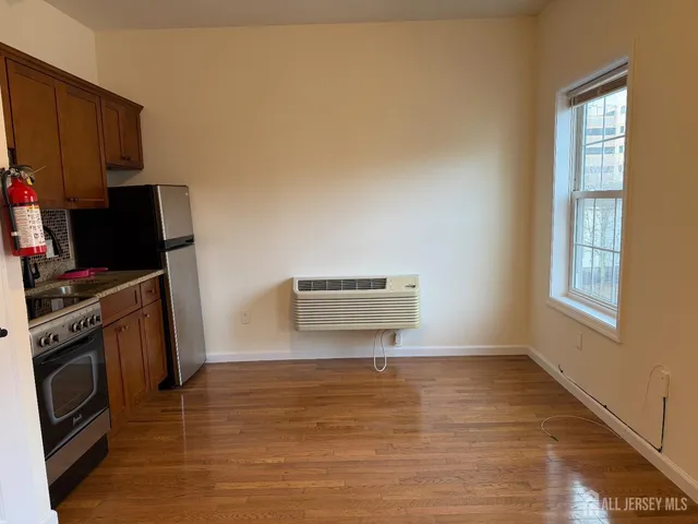 $1,200 | 118 Bayard Street, Unit 8, New Brunswick, NJ 08901