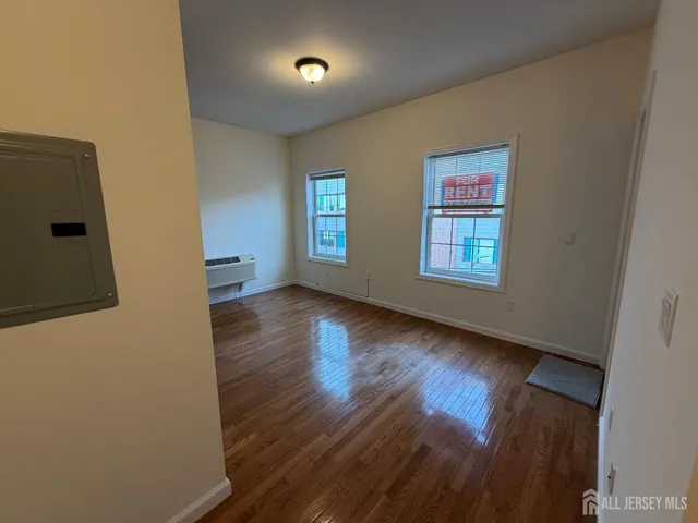 $1,200 | 118 Bayard Street, Unit 8, New Brunswick, NJ 08901