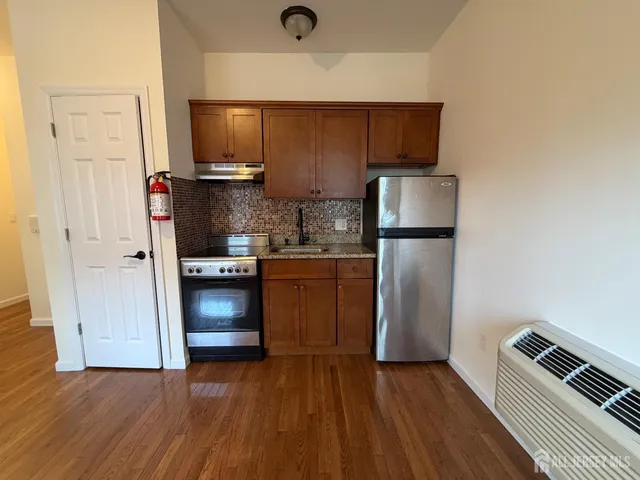 $1,200 | 118 Bayard Street, Unit 8, New Brunswick, NJ 08901