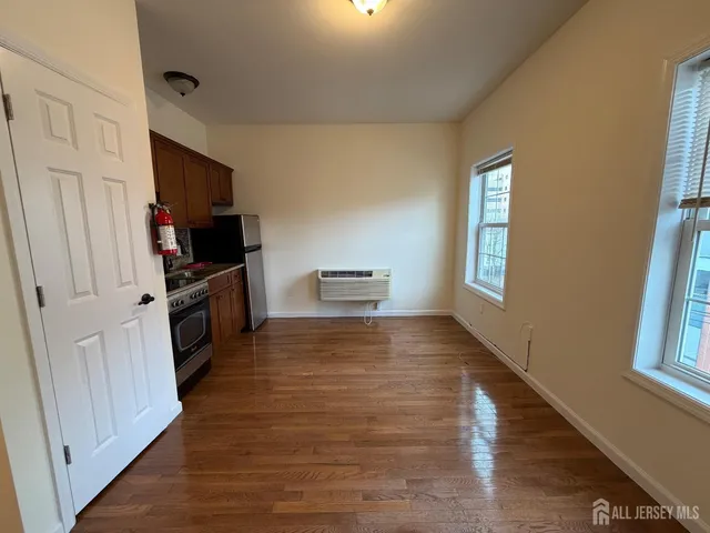 $1,200 | 118 Bayard Street, Unit 8, New Brunswick, NJ 08901