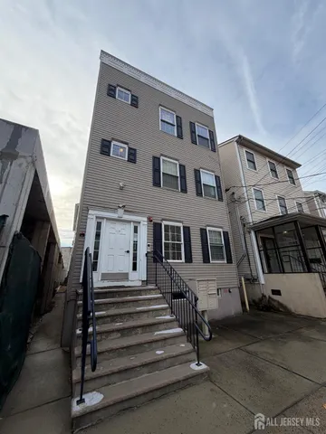 $1,200 | 118 Bayard Street, Unit 8, New Brunswick, NJ 08901