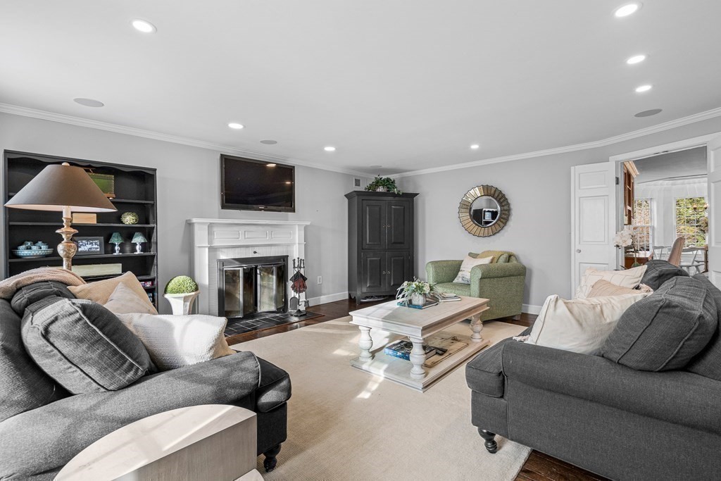 61 Eisenhower Circle Wellesley, MA 02482 - Photo 11 of 34