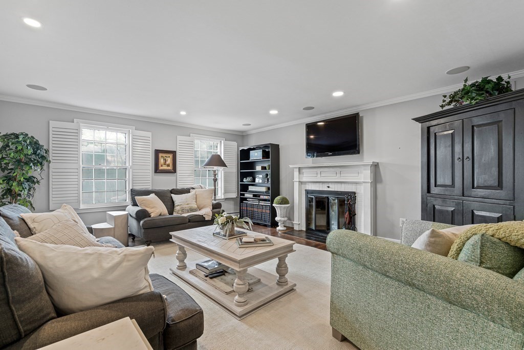 61 Eisenhower Circle Wellesley, MA 02482 - Photo 10 of 34