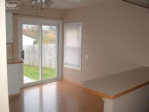 979 Parallel Street Fenton, MI 48430 - Photo 5 of 10 20386343-4.JPG