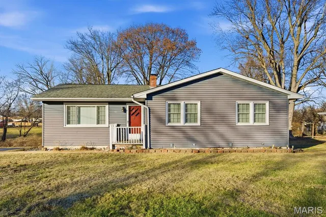 $219,900 | 213 Lexington Drive, Fairview Heights, IL 62208