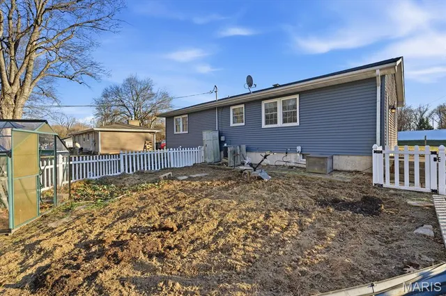 $219,900 | 213 Lexington Drive, Fairview Heights, IL 62208