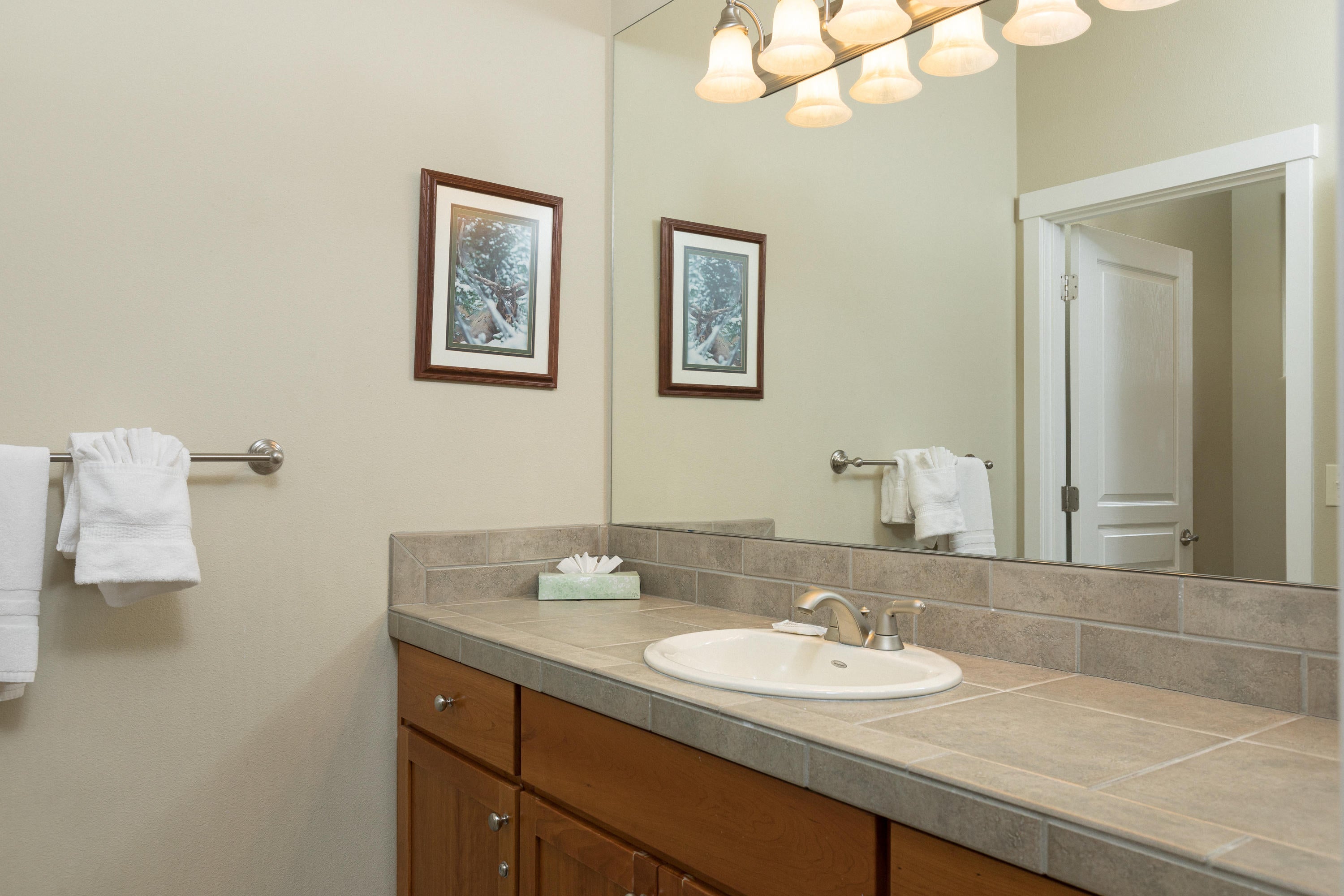 1371 Highland View Loop, Unit WG18 Redmond, OR 97756 - Photo 20 of 23 Upstairs Full Bath