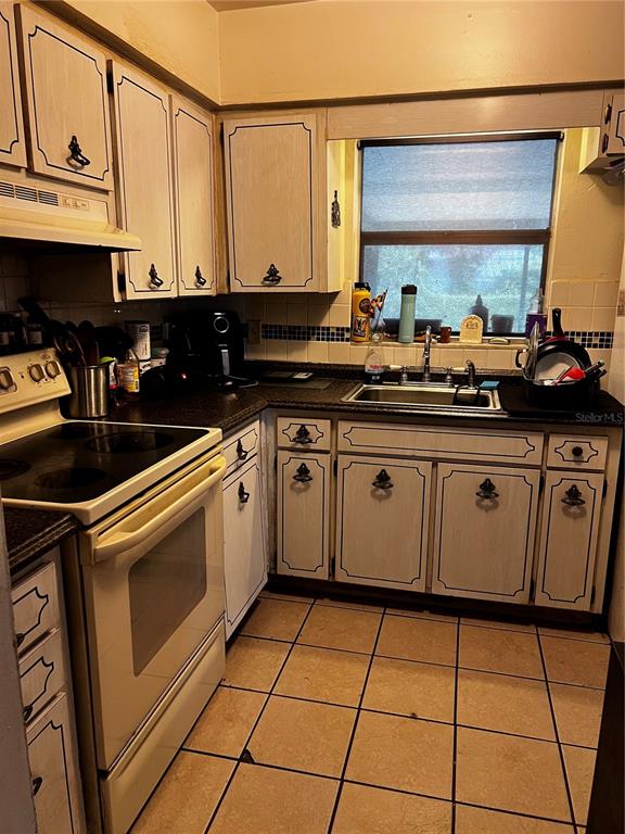 5915 Yorkshire Road Tampa, FL 33634 - Photo 4 of 15 Gallery Image 4