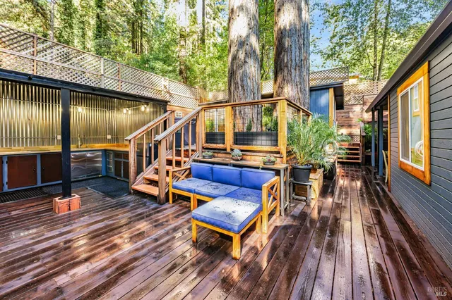 a view of an house with backyard and deck