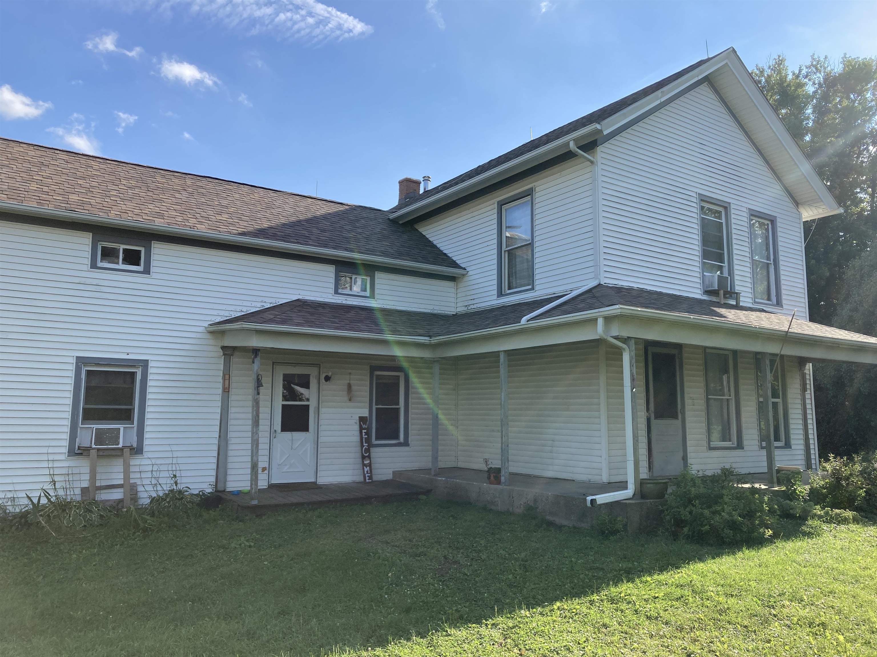 15702 Farm School Road Durand, IL 61024 - Photo 3 of 38 a front view of a house with a garden