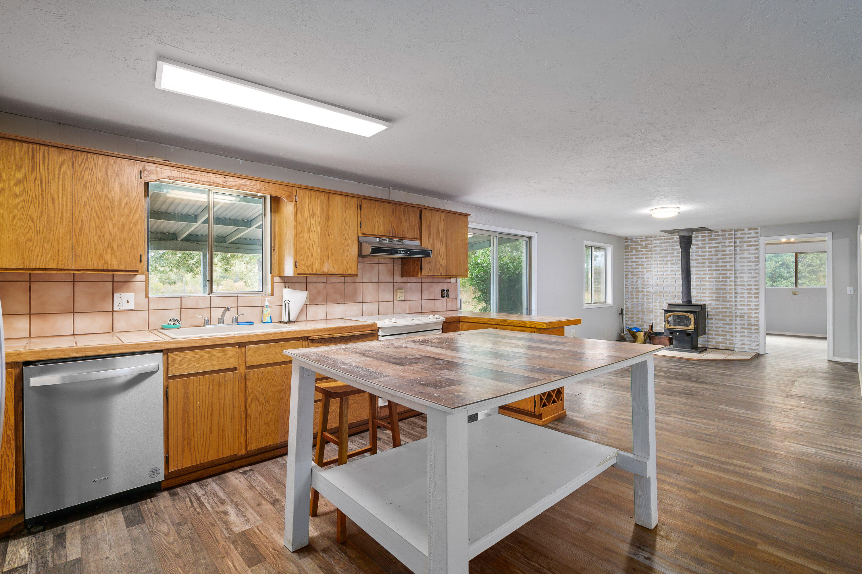 2424 Robinson Road Grants Pass, OR 97527 - Photo 14 of 44 Main House - Kitchen/Family Room