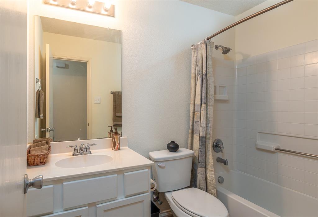 107 Hazelnut Trail Forney, TX 75126 - Photo 21 of 37 Full hall bath.