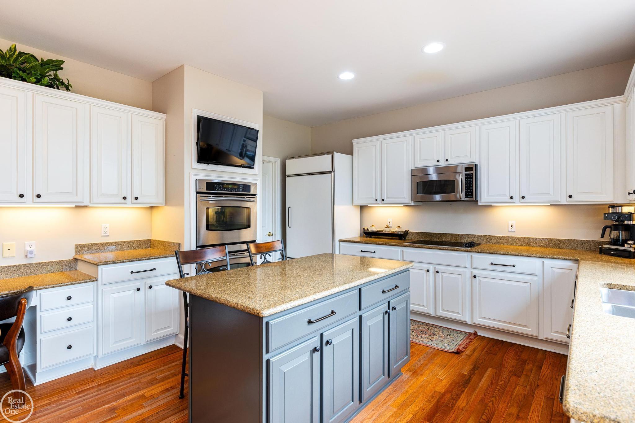 2457 Andover Boulevard Rochester, MI 48306 - Photo 18 of 74 50127734-17.JPG