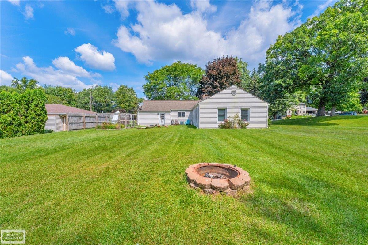 4175 Crocus Road Waterford, MI 48328 - Photo 5 of 33 50152983-404c353d-5fcb-4116-bf7a-d4cafc5fcf55.JPG