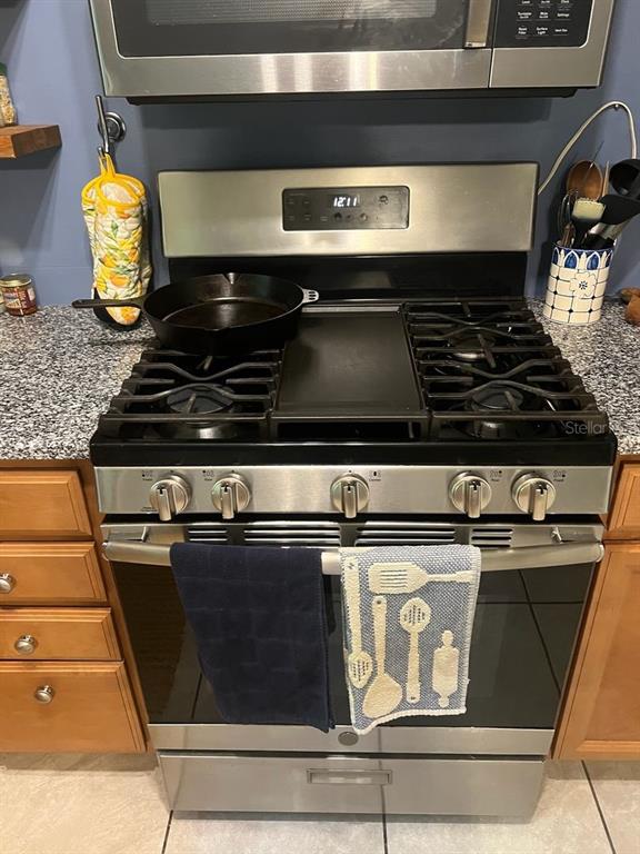 3402 Northwest 2 Street Gainesville, FL 32609 - Photo 4 of 16 a close view of stove top oven
