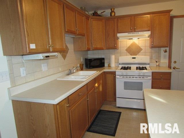 124 West Cruger Road Washington, IL 61571 - Photo 10 of 36 Gallery Image 10