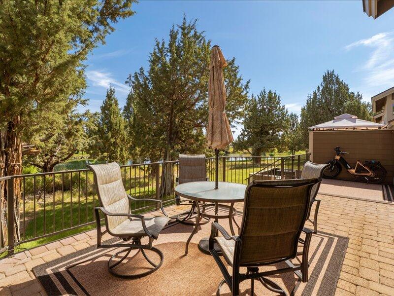 1378 Highland View Loop Redmond, OR 97756 - Photo 8 of 98 08-Exterior