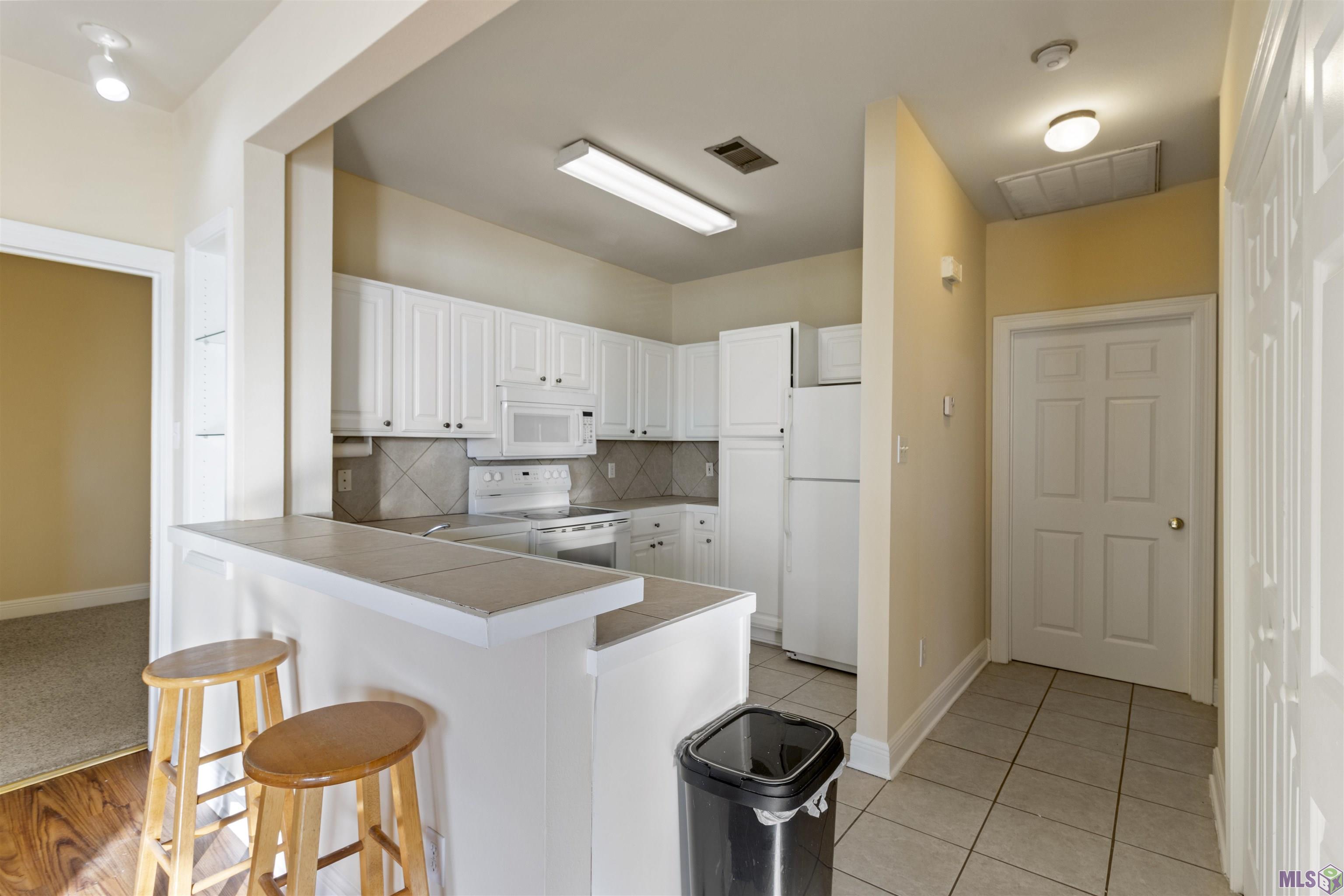 5167 Etta Street, Unit 9F Baton Rouge, LA 70820 - Photo 4 of 24 Breakfast Bar and Kitchen