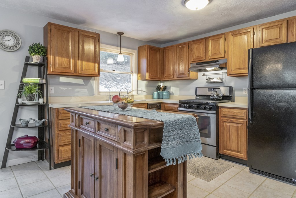 10 Oak Ridge Drive, Unit 1 Maynard, MA 01754 - Photo 2 of 20 Gallery Image 2