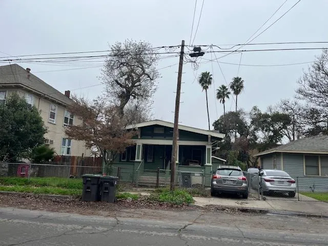a view of a car park in front of house