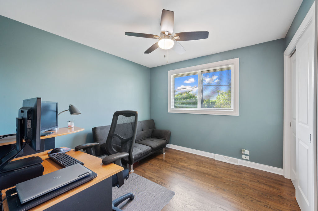 537 West Stearns Road Bartlett, IL 60103 - Photo 22 of 30 a work room with furniture and a window