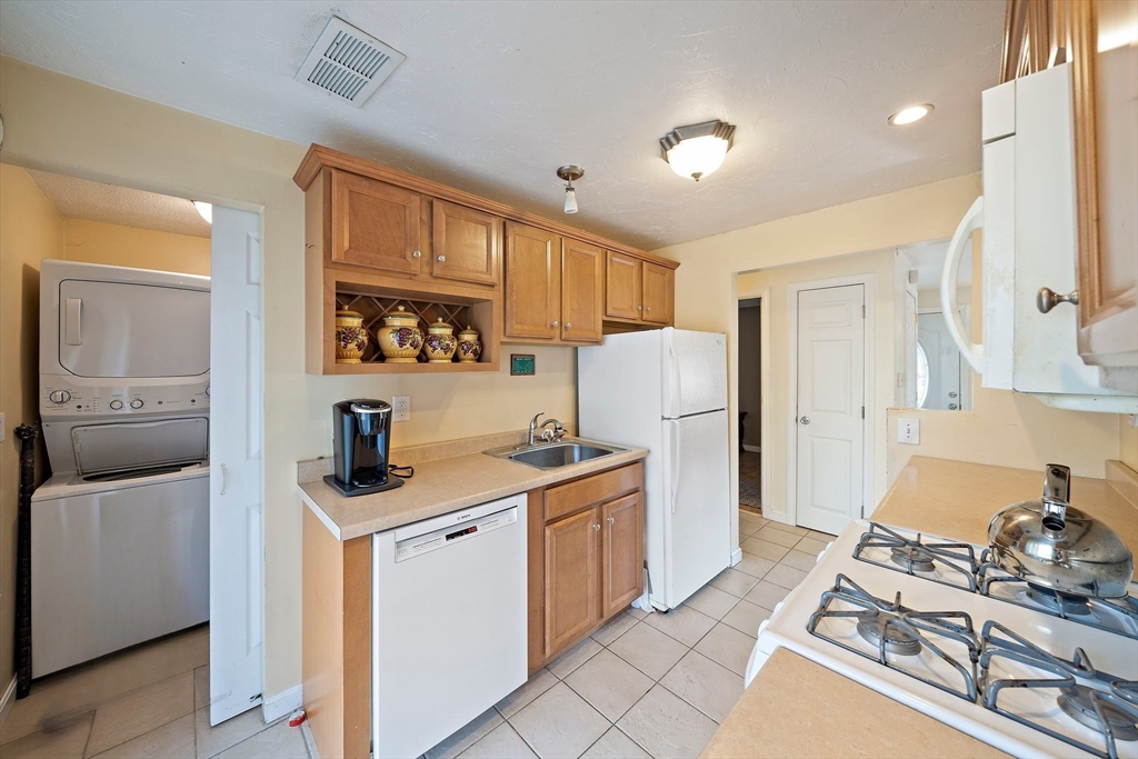 106 Sinclair Road Brockton, MA 02302 - Photo 9 of 24