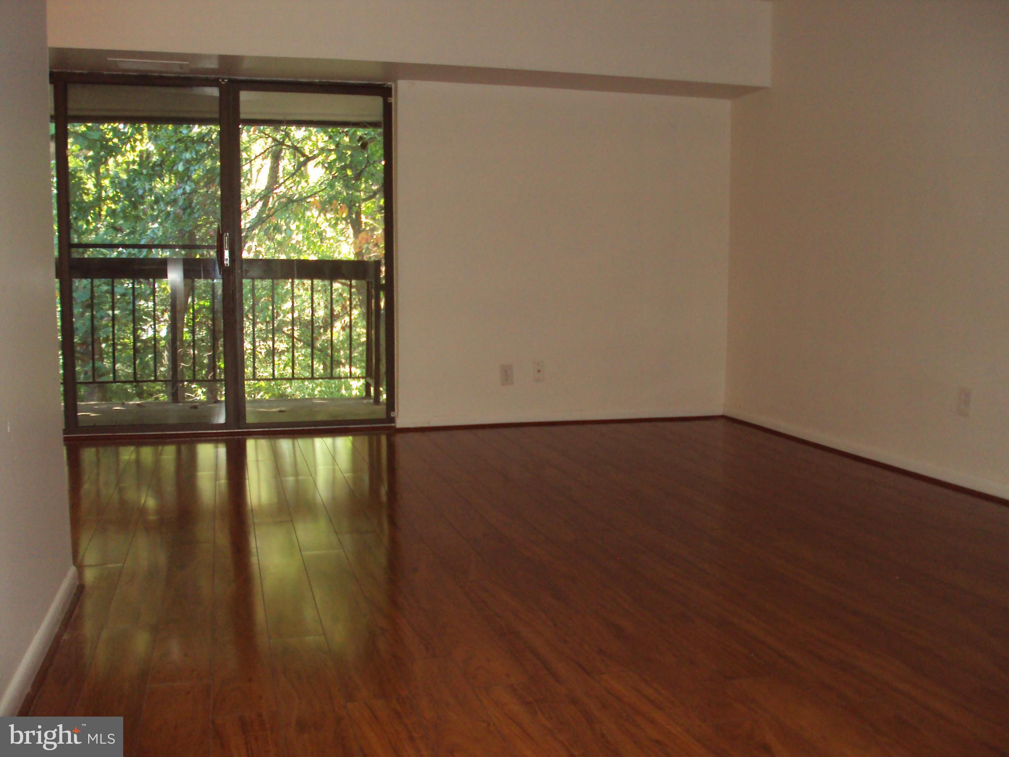 11658 Stoneview Square, Unit 22C Reston, VA 20191 - Photo 10 of 22 Living Room