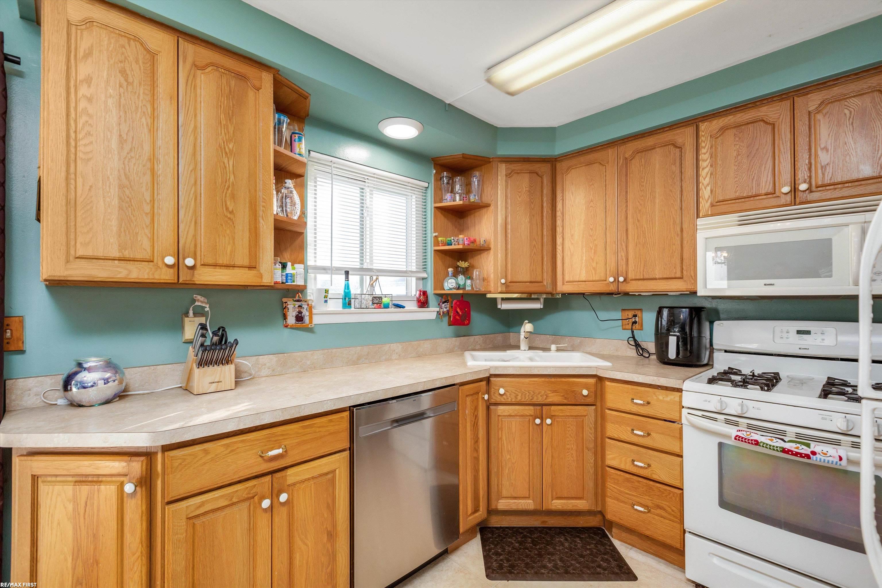 11188 Erdmann Road Sterling Heights, MI 48314 - Photo 3 of 30 50149902-b640c361-9579-43a7-9d91-665c40749c10.JPG